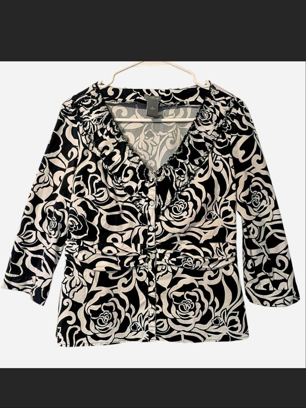 Ann Taylor Structured Blouse Ruffle Neckline Black & White Floral, Size 6